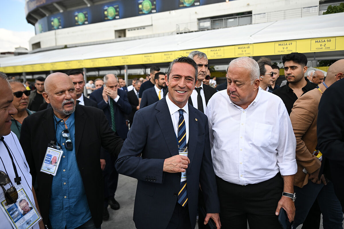 Fenerbahçe'de seçim zamanı! Kongrede ilk gün: Ali Koç ve yönetimi ibra edildi Fenerbahçe'de seçim zamanı: Olağanüstü genel kurulda ilk gün heyecanı - 2. Resim
