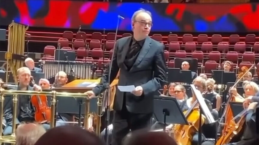 İsrailli orkestra şefi Ilan Volkov sahnede ‘katliamı durdurun’ dedi, sokakta kelepçelendi! - 1. Resim