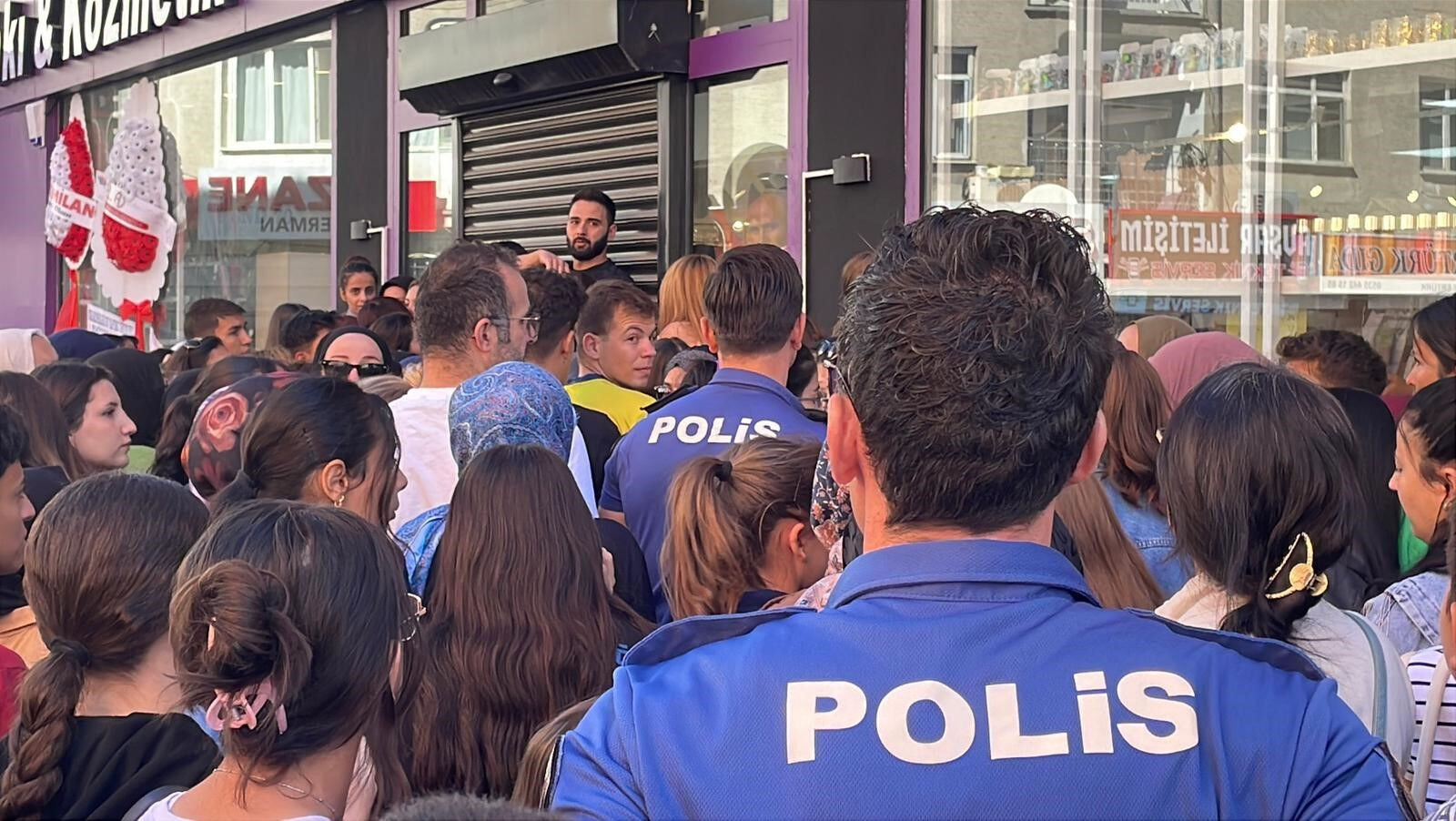 Karaman'da açılış izdihamı! Polis bile ezilme tehlikesi geçirdi Karaman'da açılış izdihamı! Polis bile ezilme tehlikesi geçirdi - 2. Resim