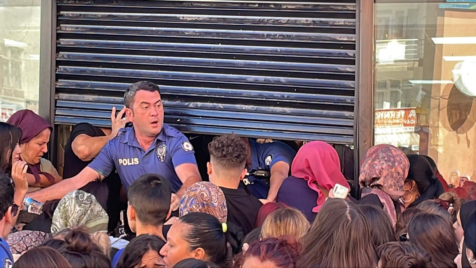 Karaman'da açılış izdihamı! Polis bile ezilme tehlikesi geçirdi Karaman'da açılış izdihamı! Polis bile ezilme tehlikesi geçirdi - 3. Resim