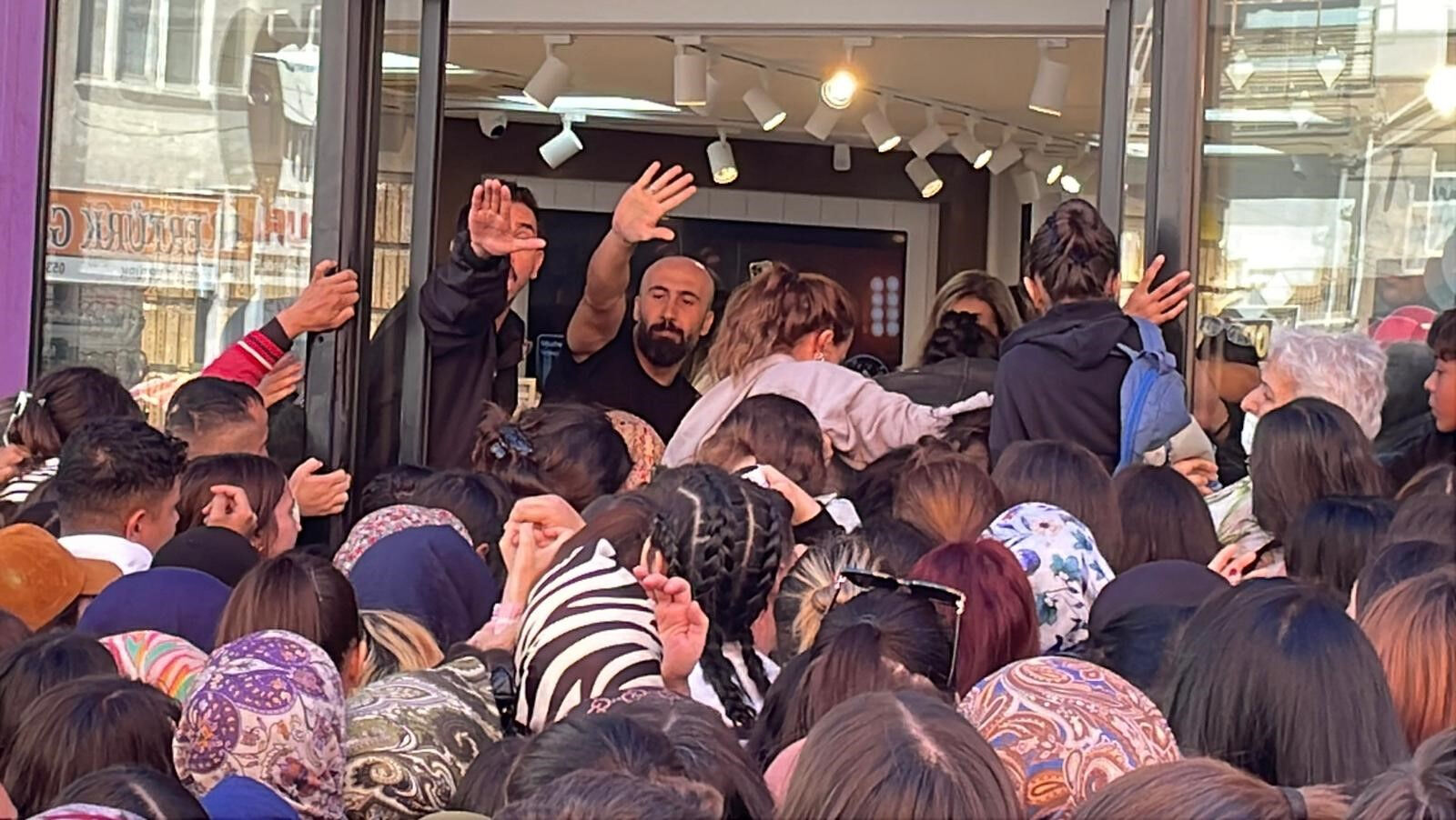 Karaman'da açılış izdihamı! Polis bile ezilme tehlikesi geçirdi Karaman'da açılış izdihamı! Polis bile ezilme tehlikesi geçirdi - 1. Resim