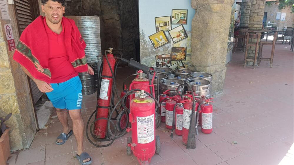 Manavgat'ta alevler villalara dayandı, ilk koşan otel müşterileri oldu Manavgat'ta alevler villalara dayandı, ilk koşan otel müşterileri oldu - 3. Resim