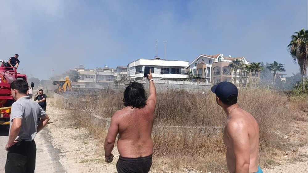 Manavgat'ta alevler villalara dayandı, ilk koşan otel müşterileri oldu Manavgat'ta alevler villalara dayandı, ilk koşan otel müşterileri oldu - 1. Resim