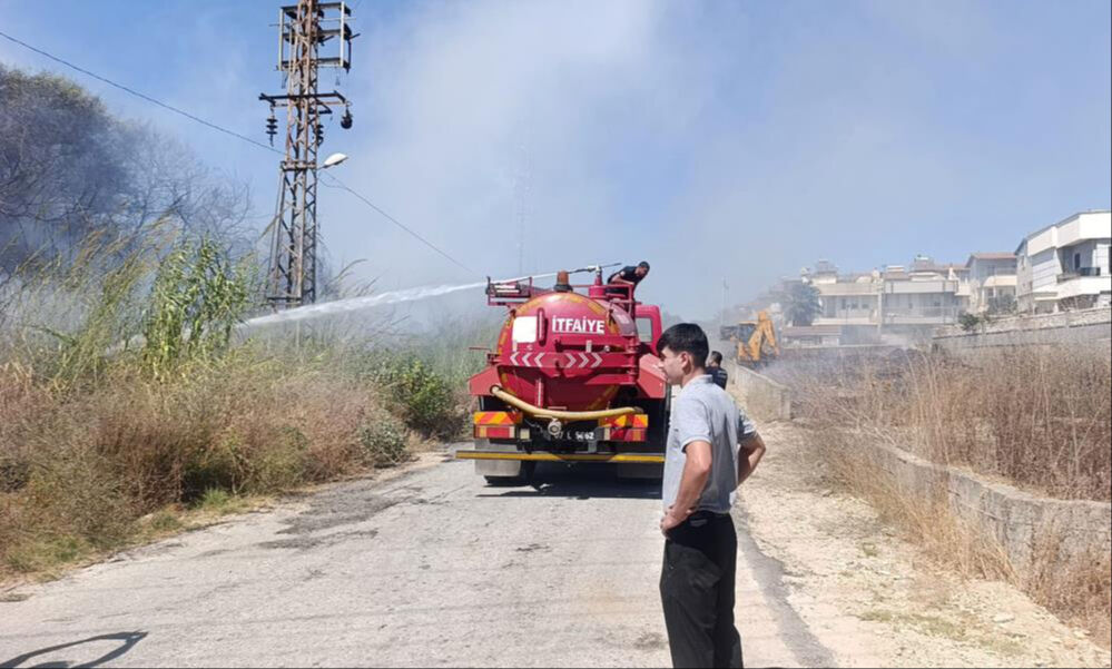 Manavgat'ta alevler villalara dayandı, ilk koşan otel müşterileri oldu Manavgat'ta alevler villalara dayandı, ilk koşan otel müşterileri oldu - 2. Resim