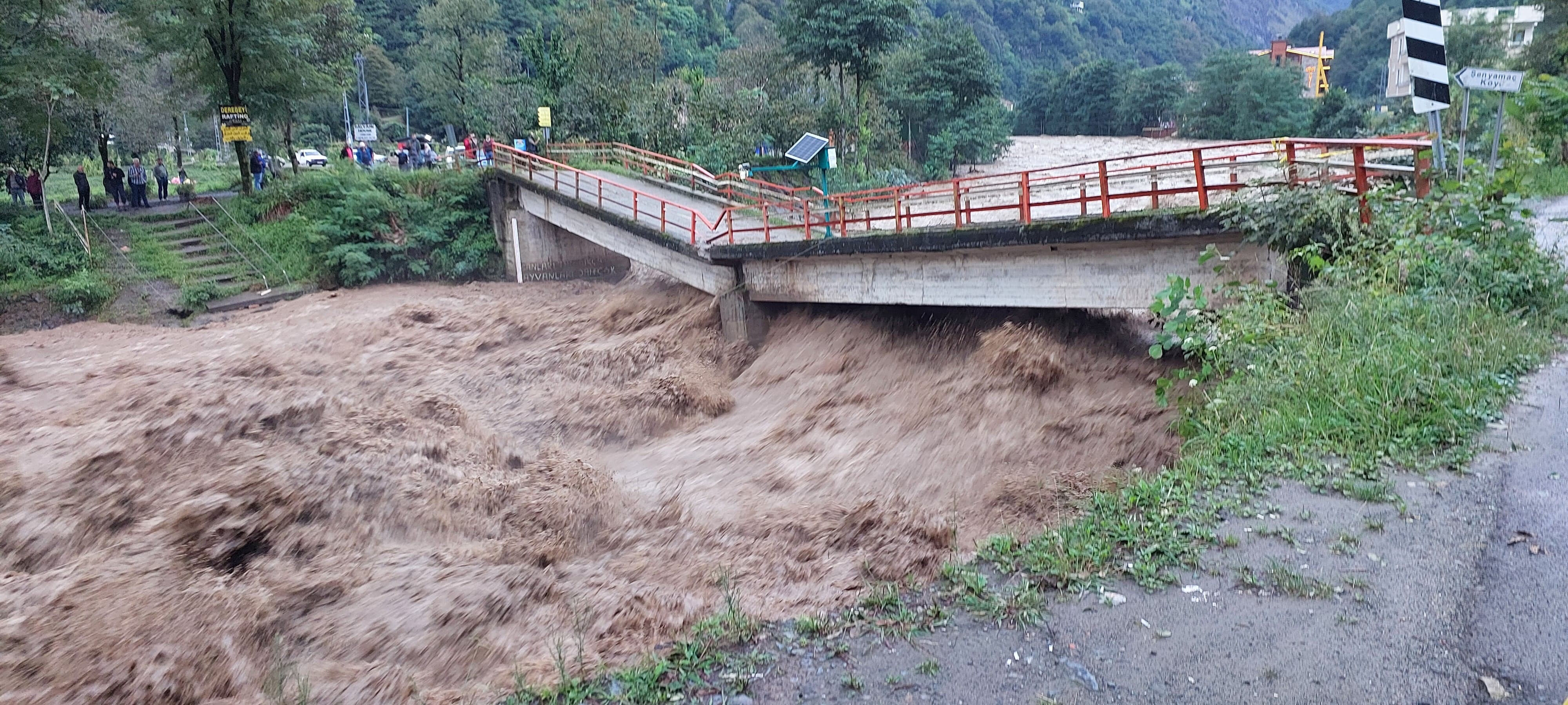 Metrekareye düşen yağmur felaketi getirdi! Rize'de kabus dolu gece - 6. Resim