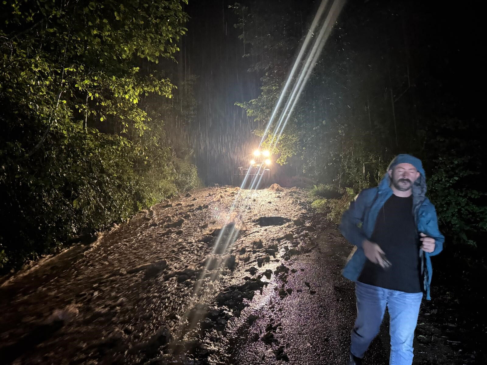 Metrekareye yağan yağmur felaketi getirdi! Rize'de kabus dolu gece - 2. Resim