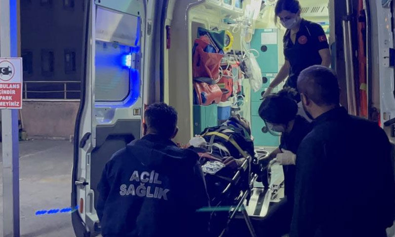 Park halindeki araca düştü: 25 yaşındaki genç yoğun bakımda Park halindeki araca düştü: 25 yaşındaki genç yoğun bakımda - 2. Resim