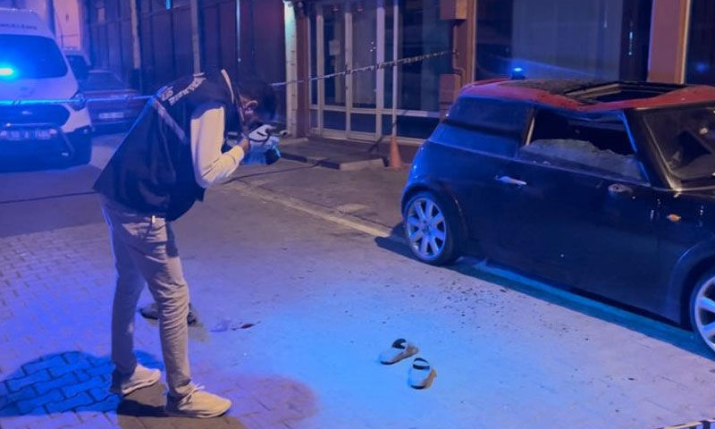 Park halindeki araca düştü: 25 yaşındaki genç yoğun bakımda Park halindeki araca düştü: 25 yaşındaki genç yoğun bakımda - 1. Resim