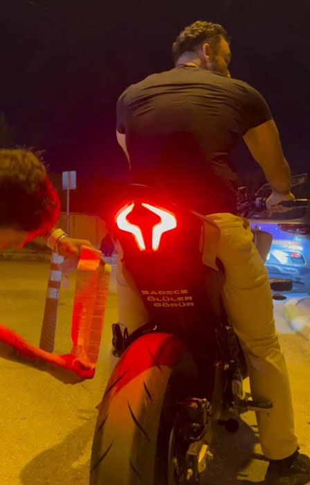 Plaka yerine “Sadece ölüler görür” yazdırdı! “Polis de görür” deyip cezayı kestiler - 3. Resim