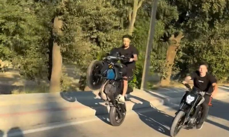 Plaka yerine “Sadece ölüler görür” yazdırdı! “Polis de görür” deyip cezayı kestiler - 1. Resim