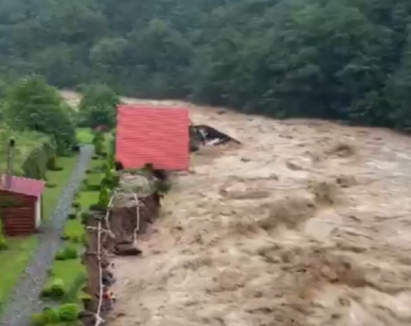 Rize'de göz gözü görmüyor! Sel suları bungalovları koparıp götürdü Rize'de göz gözü görmüyor! Sel suları bungalovları koparıp götürdü - 1. Resim