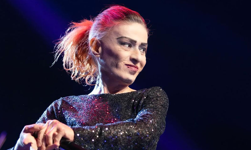 Sahne ortasında panik! Yıldız Tilbe aldığı hediye yüzünden fenalaştı Sahne ortasında panik! Yıldız Tilbe aldığı hediye yüzünden fenalaştı - 1. Resim