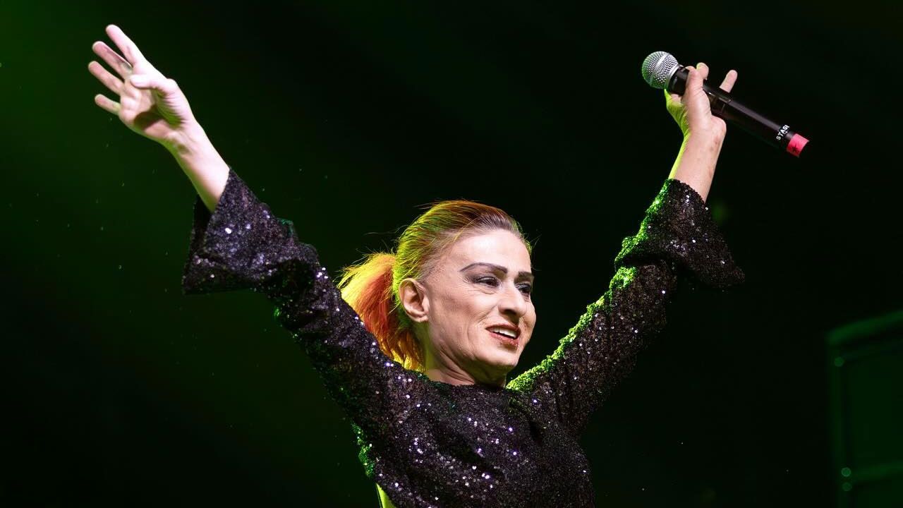 Sahne ortasında panik! Yıldız Tilbe aldığı hediye yüzünden fenalaştı Sahne ortasında panik! Yıldız Tilbe aldığı hediye yüzünden fenalaştı