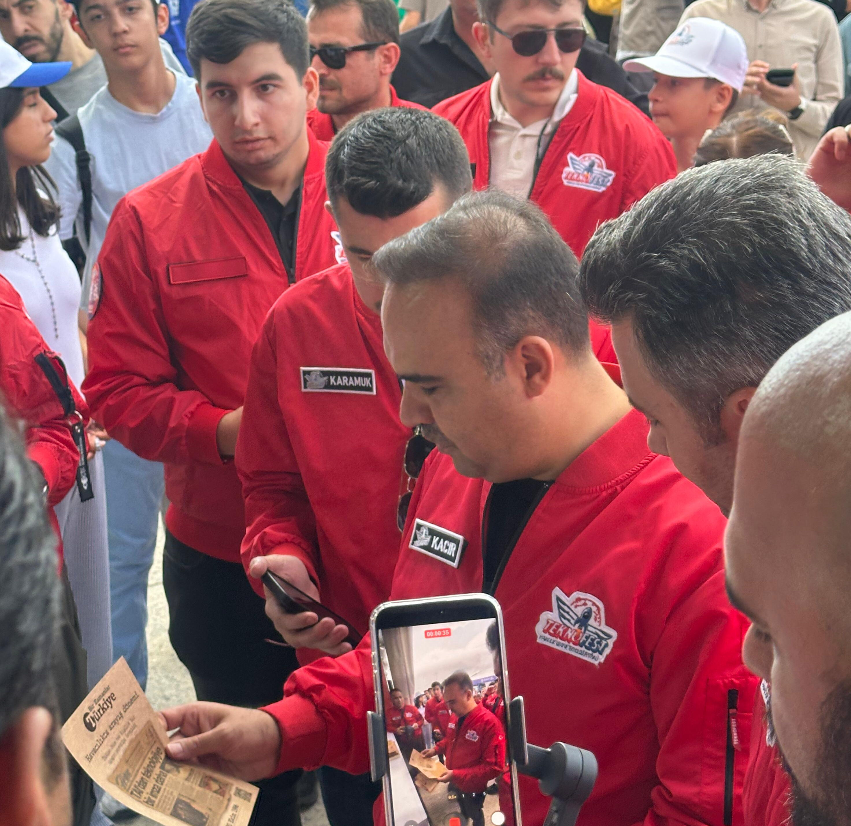 Bakan Kacır'dan, Türkiye Gazetesi ve Türkiye Today’e TEKNOFEST ziyareti! Özel arşivimizi inceledi Sanayi ve Teknoloji Bakanı Mehmet Fatih Kacır'dan, Türkiye Gazetesi ve Türkiye Today’e TEKNOFEST ziyareti - 2. Resim