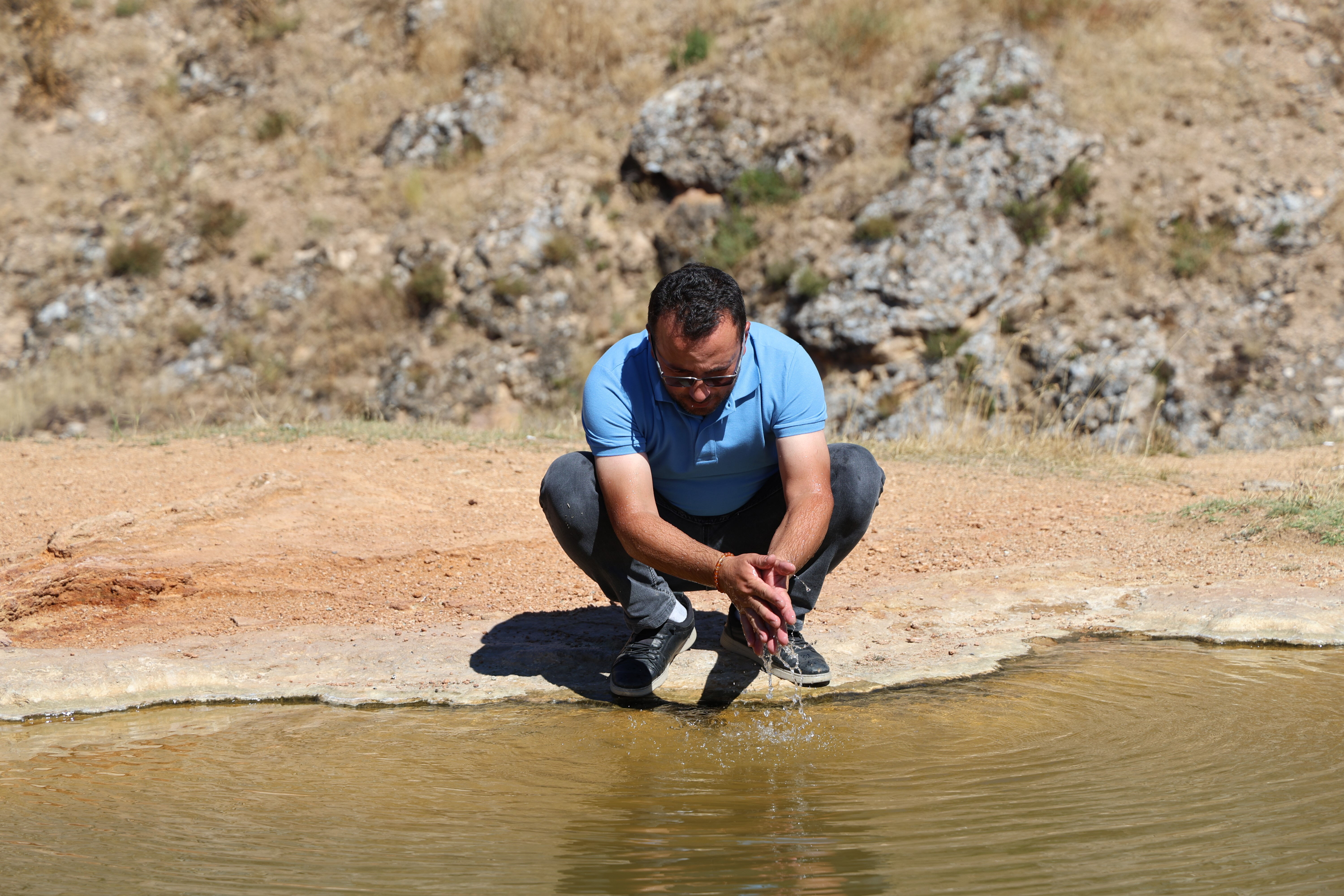 Sedef ve kaşıntı gibi rahatsızlıklara şifa! Doktora gidip çare bulamayanlar "Uyuz Gölü" ile iyileşiyor - 2. Resim