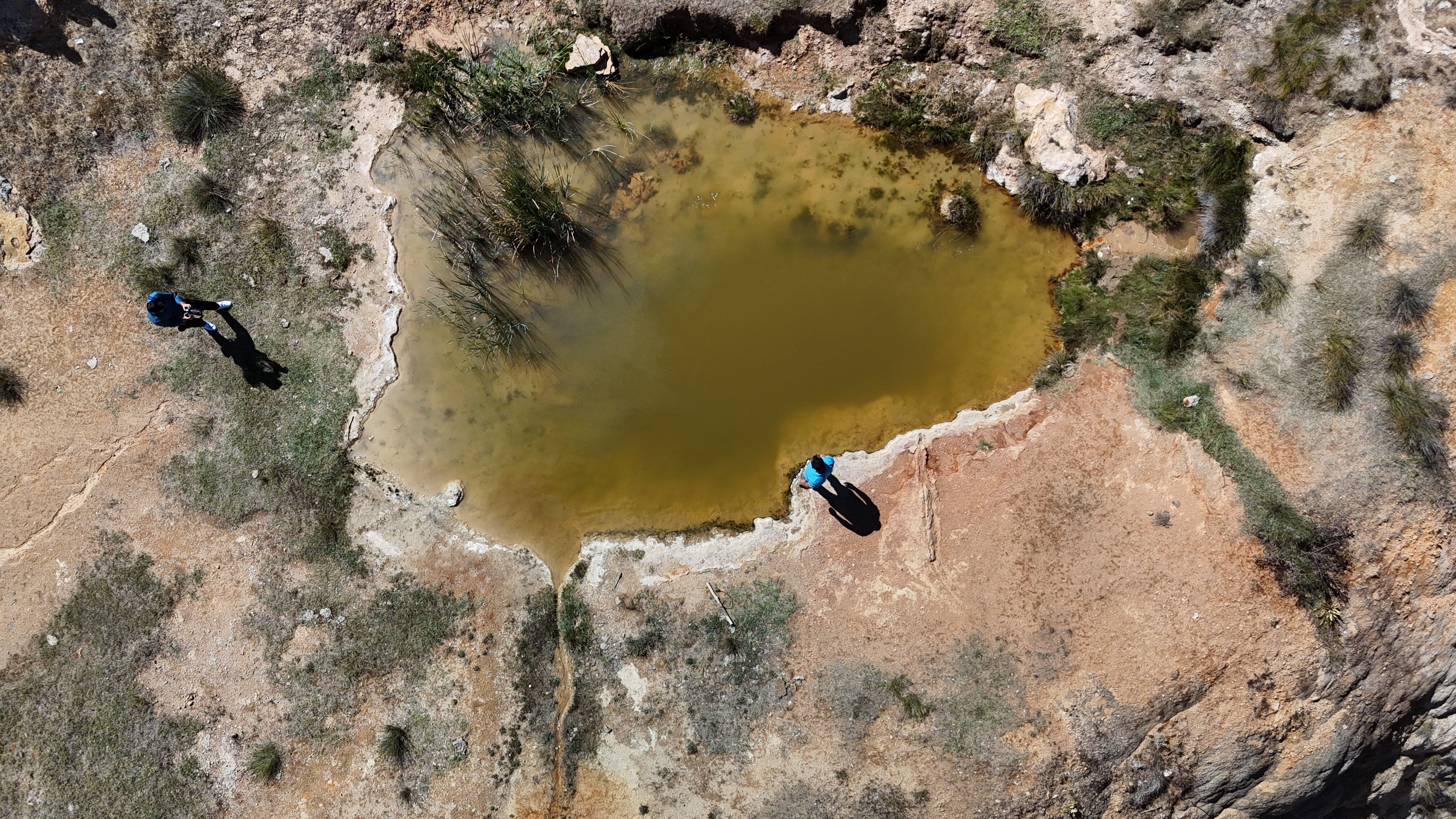 Sedef ve kaşıntı gibi rahatsızlıklara şifa! Doktora gidip çare bulamayanlar "Uyuz Gölü" ile iyileşiyor - 1. Resim