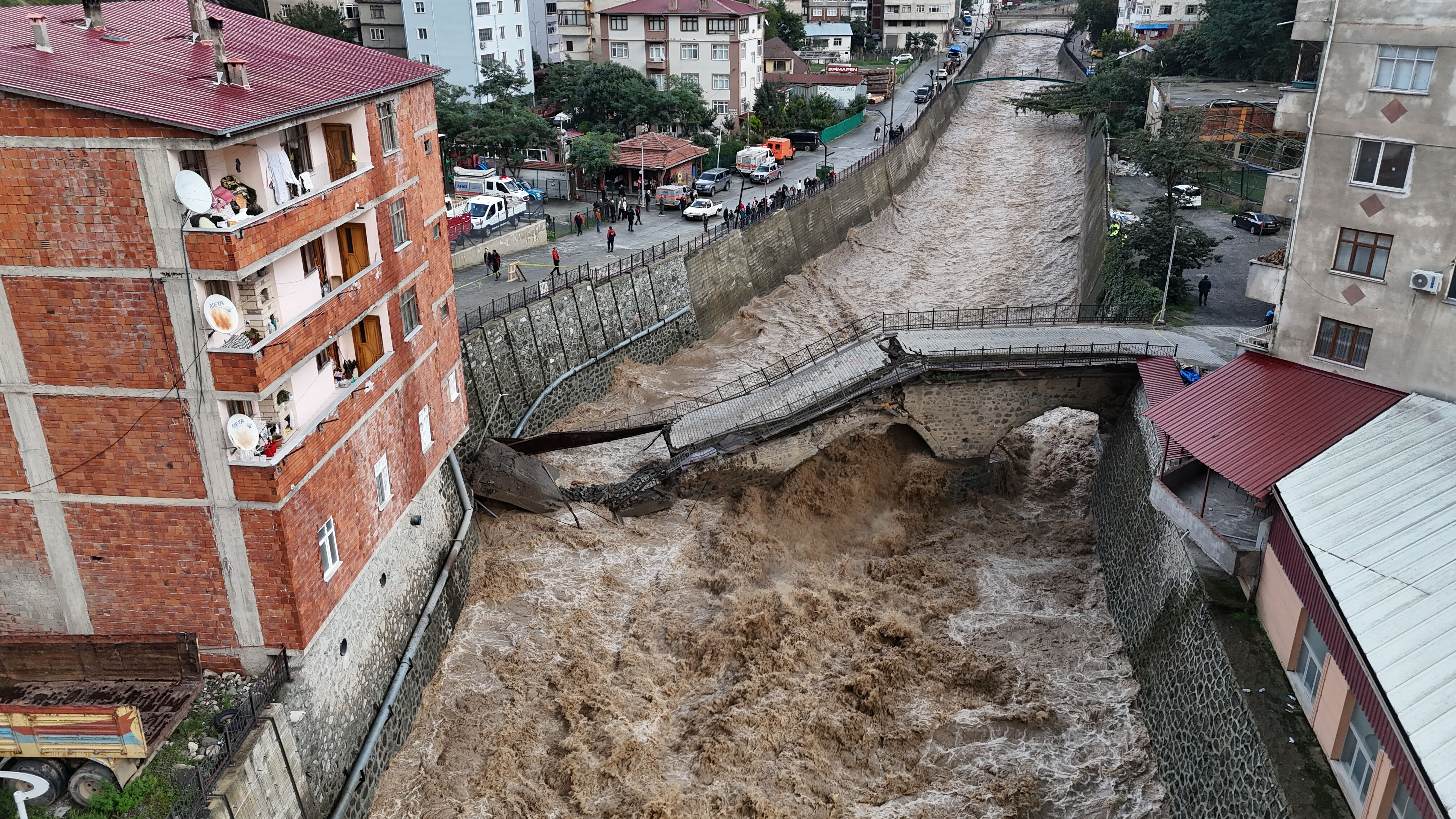 Tarihi köprü yerle bir oldu! Artvin sel felaketine teslim - 1. Resim