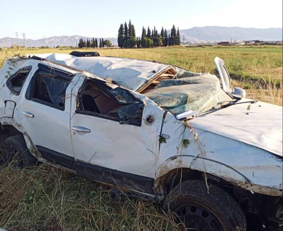Tarlaya uçan araçtan sağ salim kurtuldu! Tarlaya uçan araçtan sağ salim kurtuldu! - 1. Resim