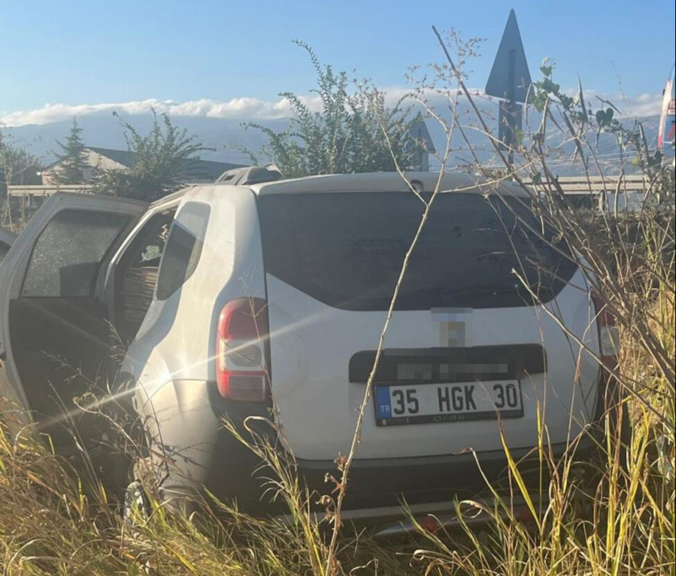 Tarlaya uçan araçtan sağ salim kurtuldu! Tarlaya uçan araçtan sağ salim kurtuldu! - 2. Resim