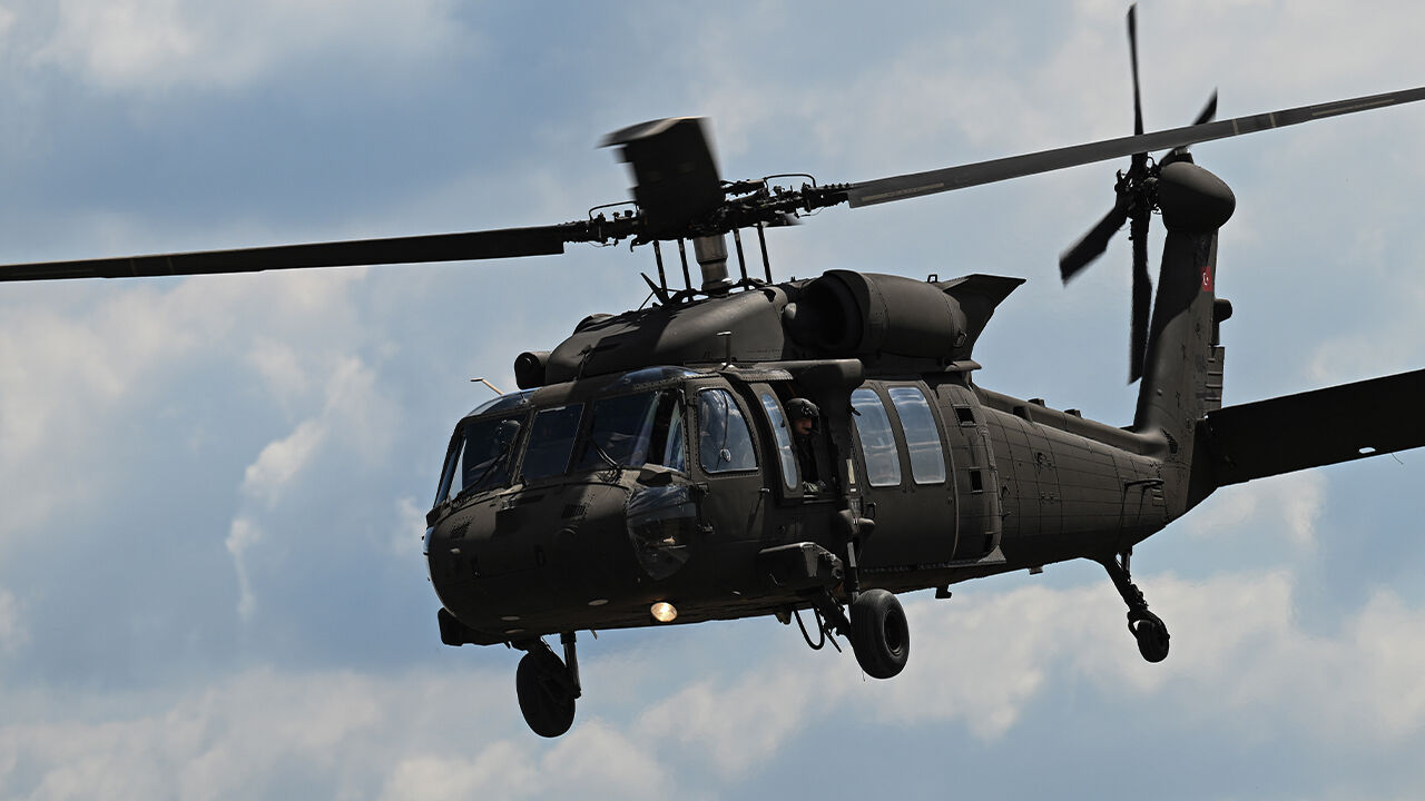 TEKNOFEST'te 4. gün heyecanı zirve yaptı: SOLOTÜRK nefes kesti! Festivalde, T-129 Atak Helikopteri gösteri uçuşu gerçekleştirdi.