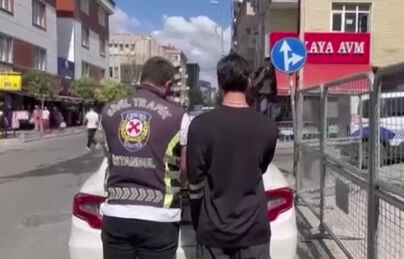 Trafik magandası sürücüleri tehlikeye attı! Makas atıp hakaretler yağdırdı - 1. Resim