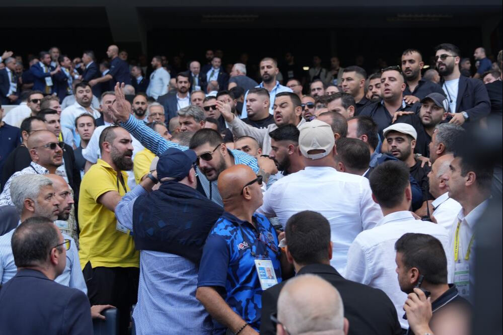Tribünler bir anda karıştı! Fenerbahçe kongresinde büyük gerginlik - 4. Resim