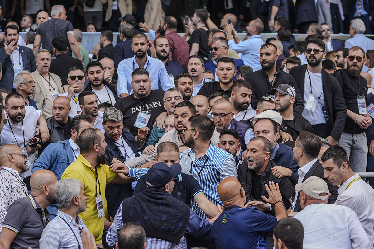 Tribünler bir anda karıştı! Fenerbahçe kongresinde gergin anlar - 2. Resim