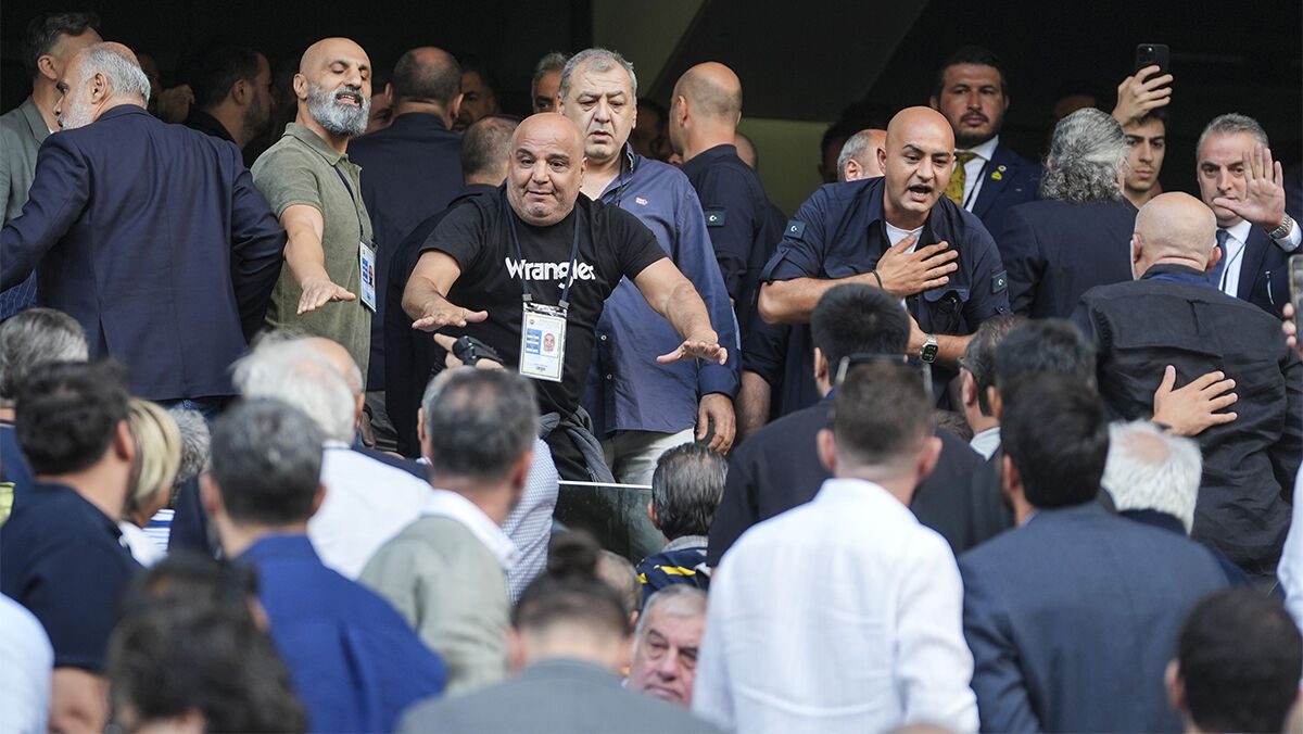 Tribünler bir anda karıştı! Fenerbahçe kongresinde gergin anlar - 1. Resim