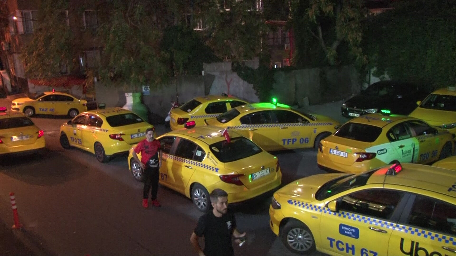 "Yeter artık!": Taksiciler, meslektaşlarının ölümüne konvoyla tepki gösterdi - 2. Resim