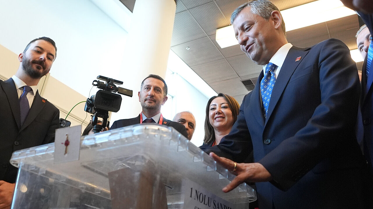 CHP’nin tiyatro kurultayı tamam! Özgür Özel yeniden Genel Başkan seçildi 5 ay içinde ikinci olağanüstü kurultay! Özgür Özel yeniden Genel Başkan - 2. Resim