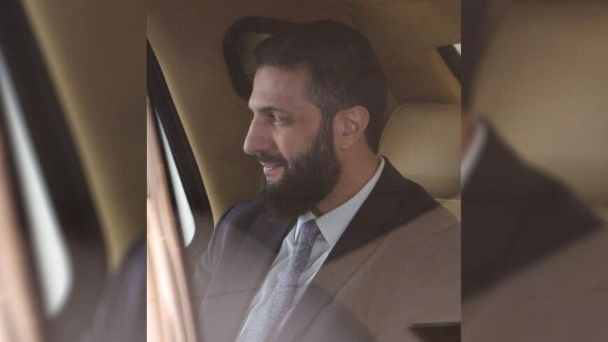 58 yıl sonra bir ilk! Suriye lideri Şara Trump ile ne konuşacak? 58 yıl sonra bir ilk yaşanıyor. Suriye Cumhurbaşkanı Ahmed Şara, Birleşmiş Milletler Genel Kurulu’nun 80. oturumuna katılmak üzere ABD’ye gitti