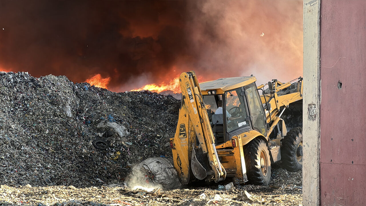 Adana'da geri dönüşüm tesisi alev alev! Dumanlar kilometrelerce uzaktan görülüyor - 1. Resim
