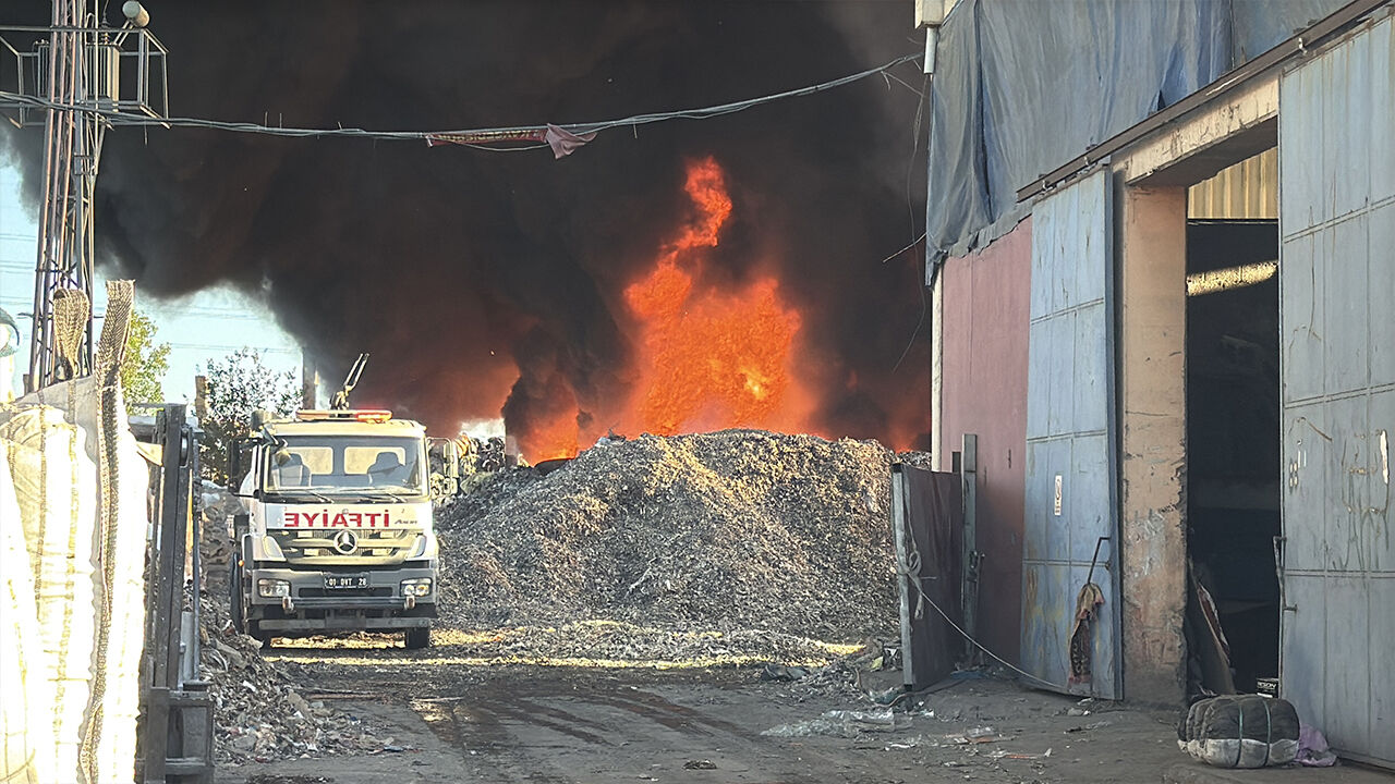 Adana'da geri dönüşüm tesisi alev alev! Dumanlar kilometrelerce uzaktan görülüyor - 2. Resim