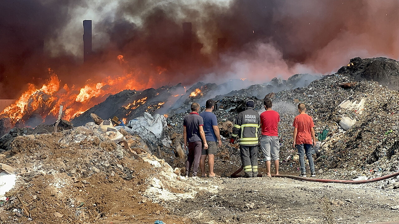 Adana'da geri dönüşüm tesisi alev alev! Dumanlar kilometrelerce uzaktan görülüyor - 4. Resim