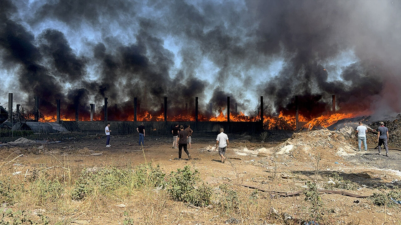 Adana'da geri dönüşüm tesisi alev alev! Dumanlar kilometrelerce uzaktan görülüyor - 3. Resim