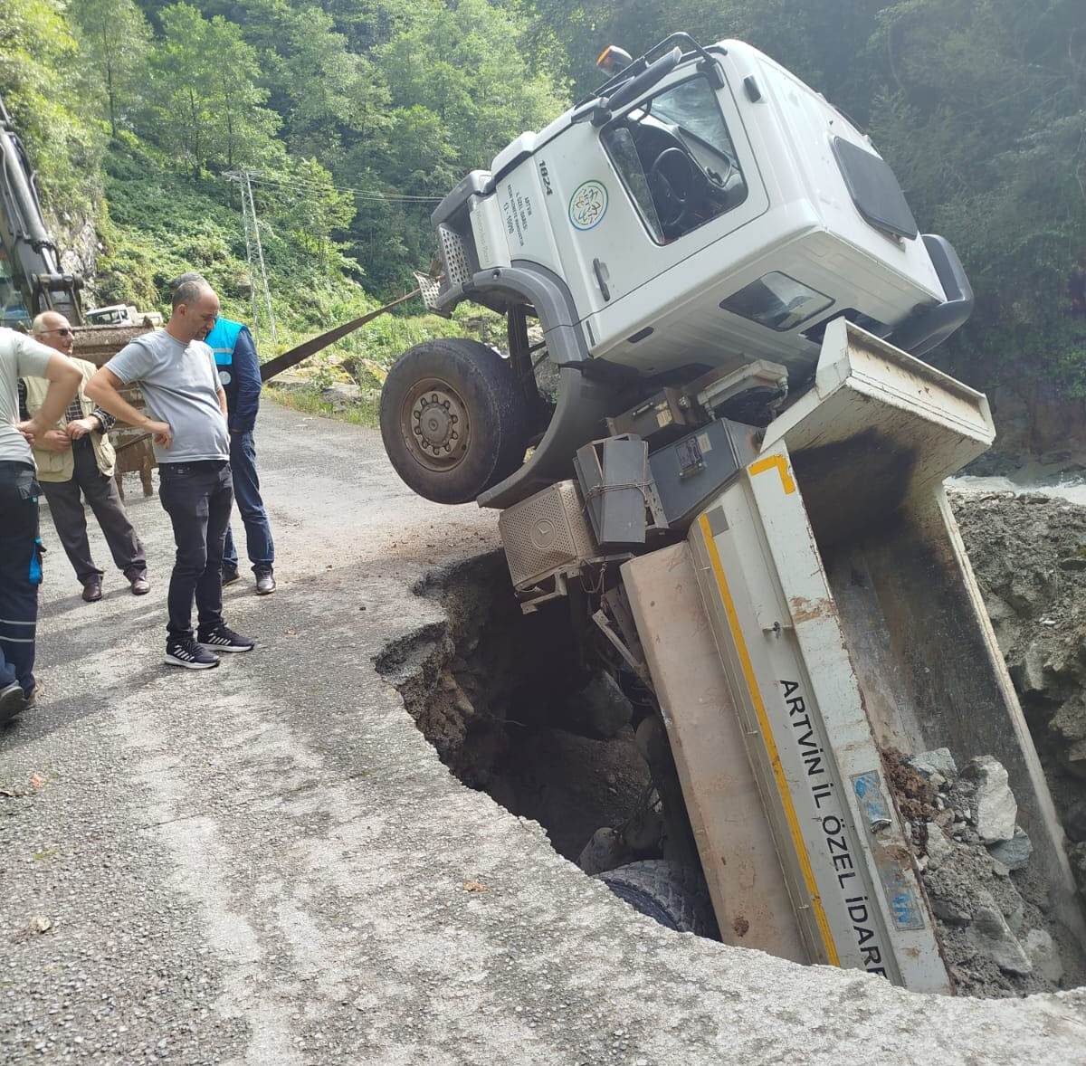 Artvin'de yol çöktü: Kamyon dev çukura gömüldü! Artvin'de yol çöktü: Kamyon dev çukura gömüldü! - 1. Resim