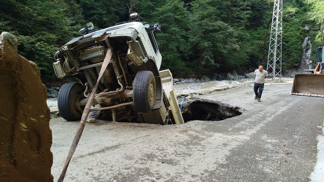Artvin'de yol çöktü: Kamyon dev çukura gömüldü! Artvin'de yol çöktü: Kamyon dev çukura gömüldü!