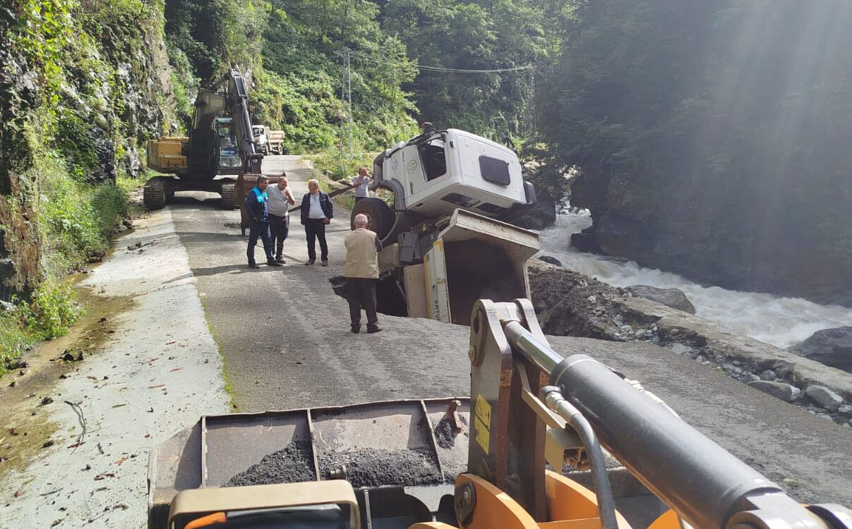 Artvin'de yol çöktü: Kamyon dev çukura gömüldü! Artvin'de yol çöktü: Kamyon dev çukura gömüldü! - 2. Resim