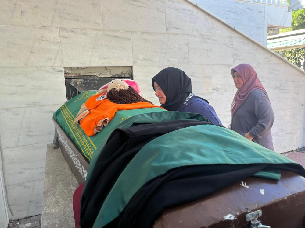 Bu acının tarifi yok! Sokakta oynarken üzerine koltuk düşen Ebrar son yolculuğuna uğurlandı Bu acının tarihi yok! Asansörden düşen koltuğun altında can veren tokızprağa verildi - 2. Resim