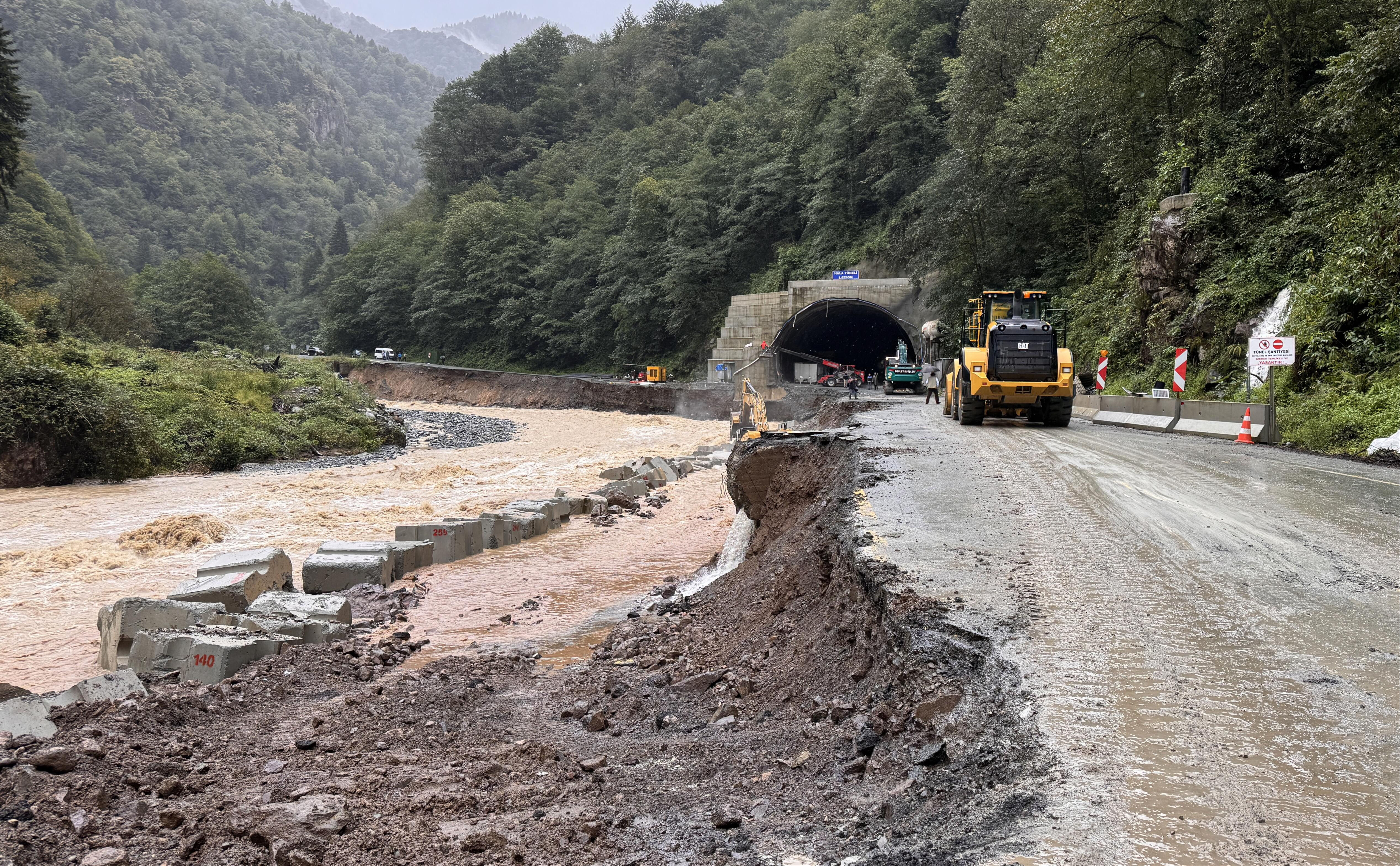 Doğu Karadeniz'de yağışlar devam ediyor! Bakanlar bölgede! Doğu Karadeniz'de yağışlar devam ediyor! Bakanlar bölgede! - 6. Resim