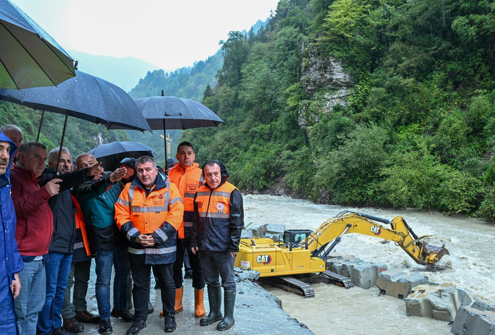 Doğu Karadeniz'de yağışlar devam ediyor! Bakanlar bölgede! Doğu Karadeniz'de yağışlar devam ediyor! Bakanlar bölgede! - 5. Resim