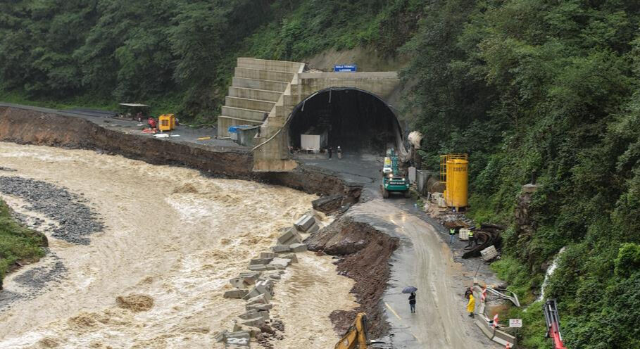 Doğu Karadeniz'de yağışlar devam ediyor! Bakanlar bölgede! Doğu Karadeniz'de yağışlar devam ediyor! Bakanlar bölgede! - 3. Resim