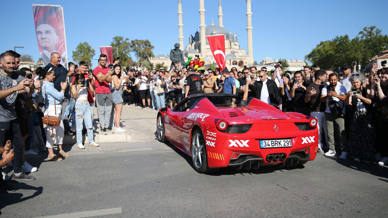 Dünyanın en lüks rallisi Gumball 3000 İstanbul’da başladı! Milyonluk araçlar şehri turluyor Dünyanın en lüks rallisi Gumball 3000 İstanbul’da başladı! Milyonluk araçlar şehri turluyor - 1. Resim