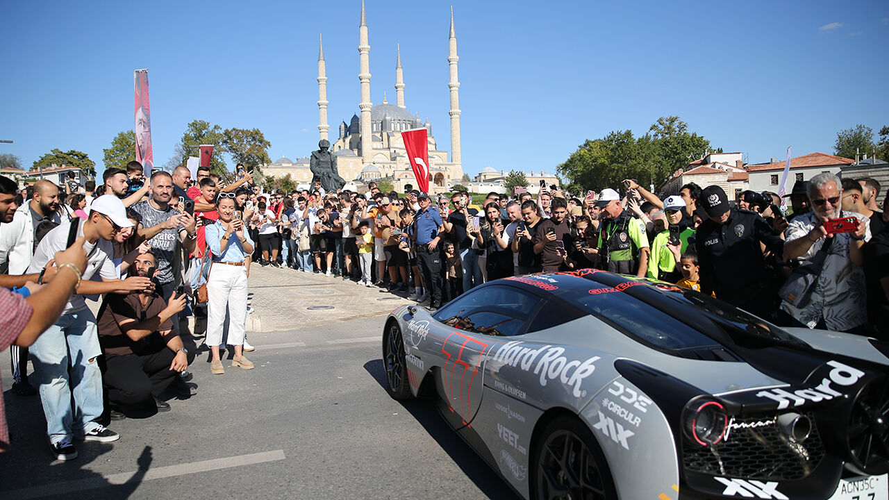Dünyanın en lüks rallisi Gumball 3000 İstanbul’da başladı! Milyonluk araçlar şehri turluyor Dünyanın en lüks rallisi Gumball 3000 İstanbul’da başladı! Milyonluk araçlar şehri turluyor - 2. Resim