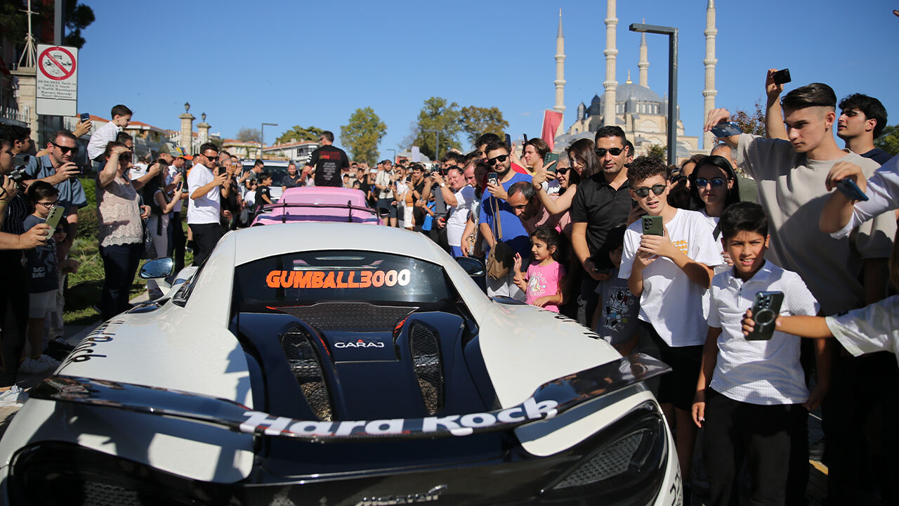 Dünyanın en lüks rallisi Gumball 3000 İstanbul’da başladı! Milyonluk araçlar şehri turluyor Dünyanın en lüks rallisi Gumball 3000 İstanbul’da başladı! Milyonluk araçlar şehri turluyor - 3. Resim
