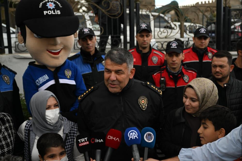 Erzurum lösemiyi yenen 7 yaşındaki Talha için toplandı! Polis ağabeyleri ile balon uçurdu - 3. Resim