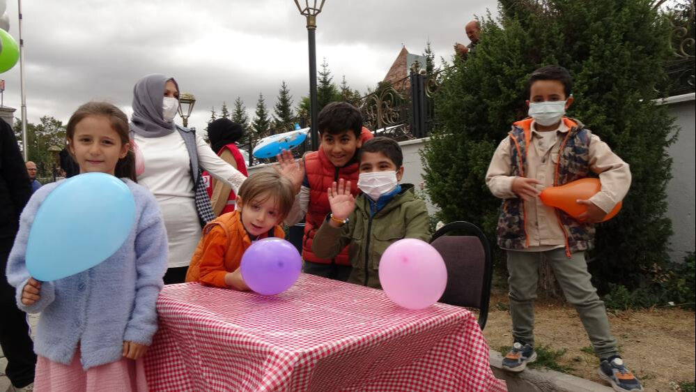 Erzurum lösemiyi yenen 7 yaşındaki Talha için toplandı! Polis ağabeyleri ile balon uçurdu - 5. Resim