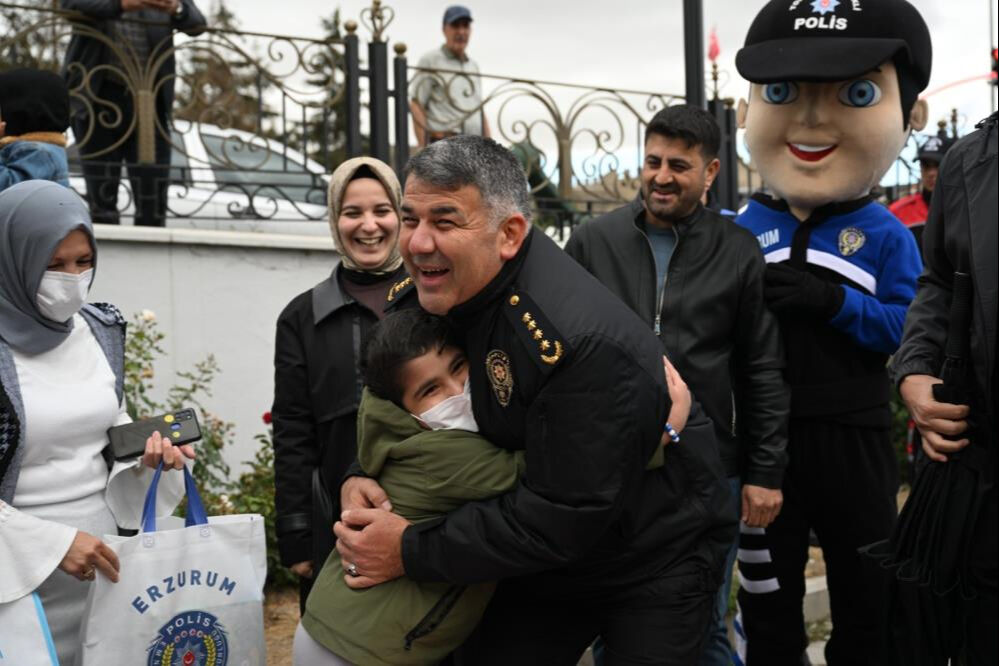 Erzurum lösemiyi yenen 7 yaşındaki Talha için toplandı! Polis ağabeyleri ile balon uçurdu - 1. Resim