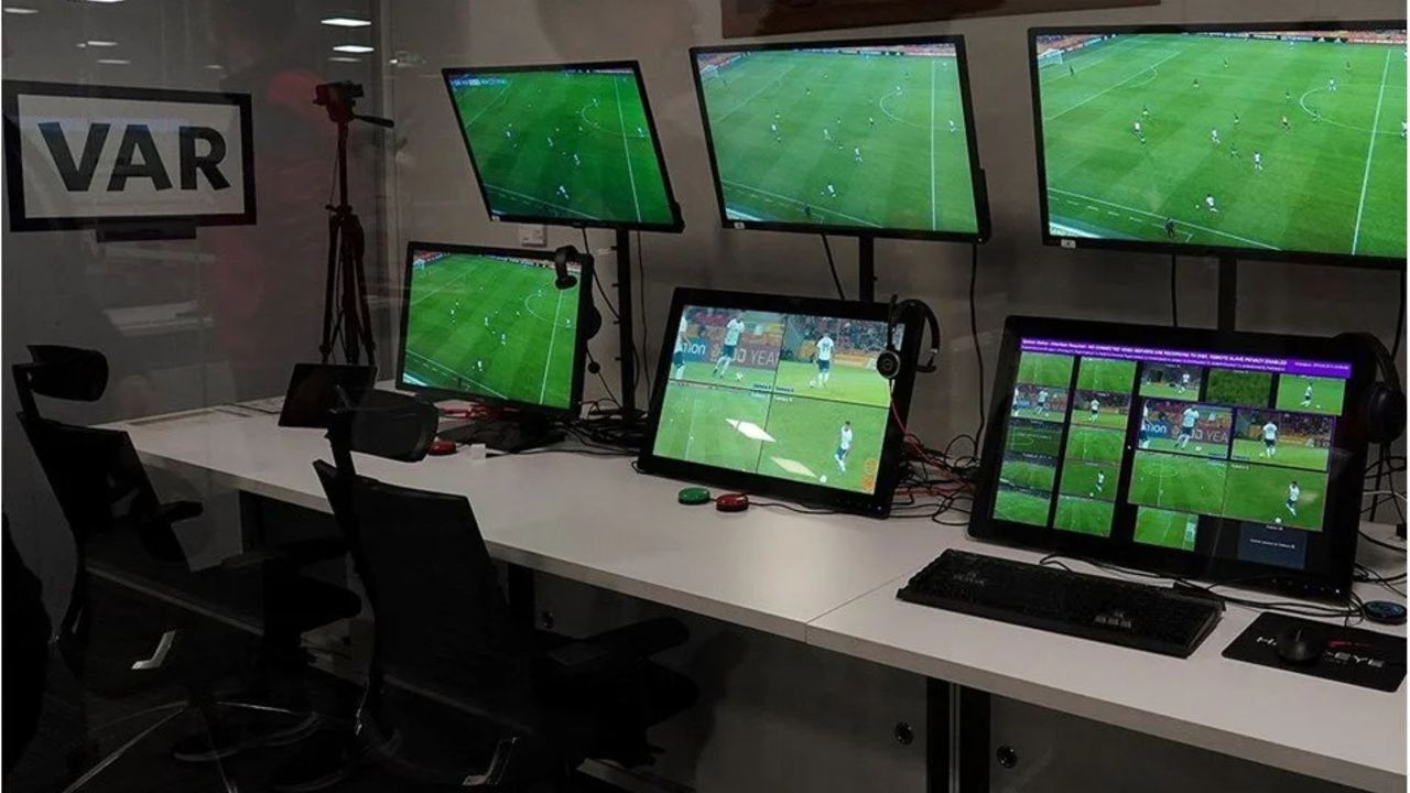 Fenerbahçe - Kasımpaşa maçının VAR hakemi belli oldu! Fenerbahçe - Kasımpaşa maçının VAR hakemi belli oldu!
