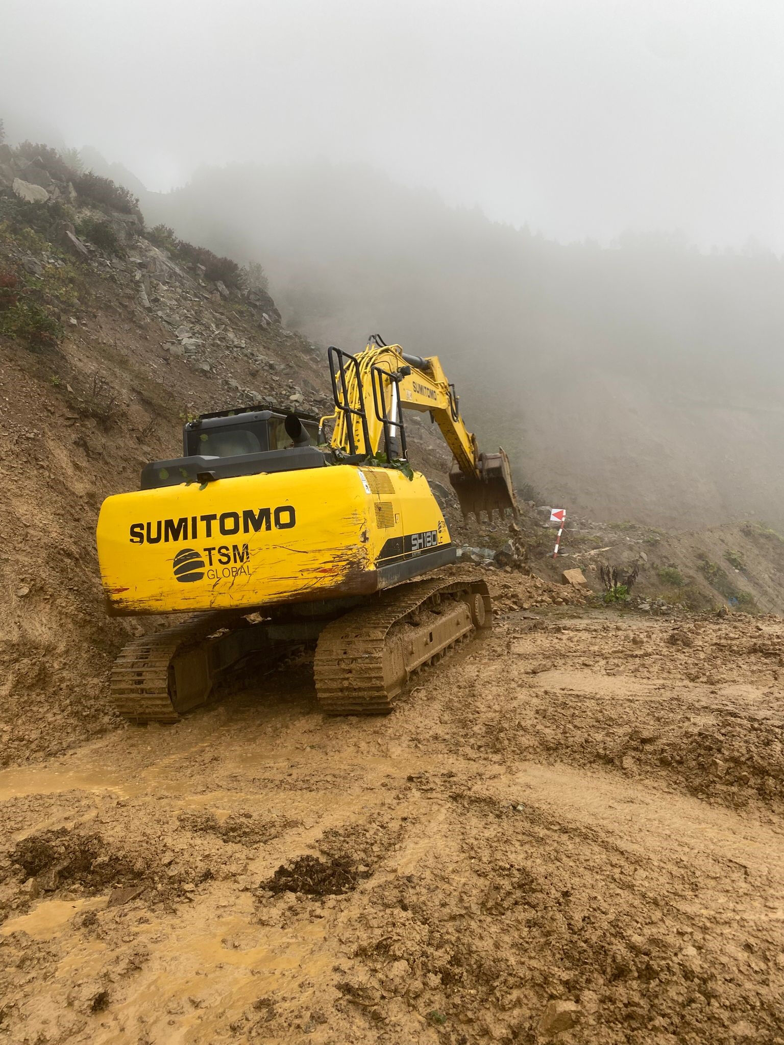 Heyelanın altında kalmaktan son anda kurtuldular! Heyelanın altında kalmaktan son anda kurtuldular! - 1. Resim